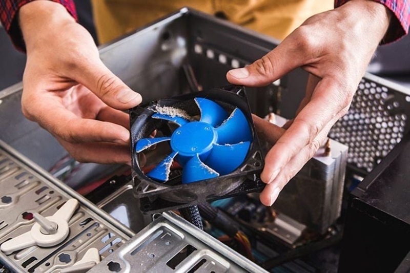 Làm sạch bụi bẩn và thay keo tản nhiệt định kỳ giúp linh kiện duy trì hiệu suất cao, tránh tình trạng bị bóp xung do nhiệt.