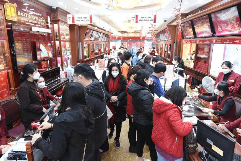 Người dân thực hiện giao dịch tại các trung tâm kim hoàn uy tín trong nước.