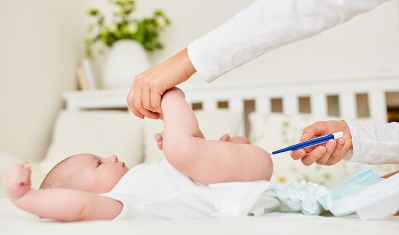 Đo nhiệt độ ở trực tràng là phương pháp phản ánh chính xác nhất thân nhiệt lõi của bé.