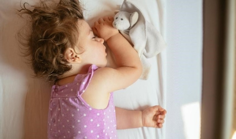 Cho bé mặc quần áo mỏng, thoáng mát giúp tản nhiệt tốt hơn trong quá trình hạ sốt.