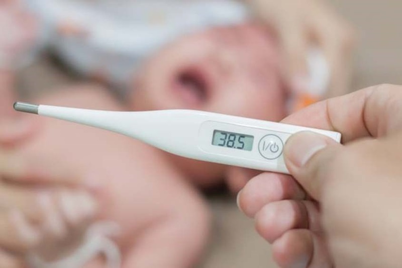 Đưa trẻ đi khám ngay nếu có dấu hiệu sốt cao kèm lờ đờ, bỏ bú hoặc co giật.