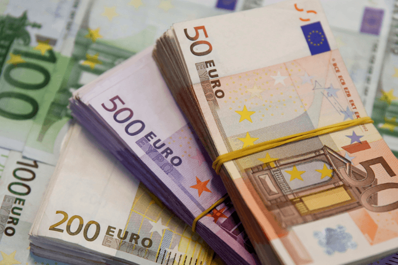 Biến động tỷ giá Euro/VND dưới tác động của các chính sách kinh tế toàn cầu.