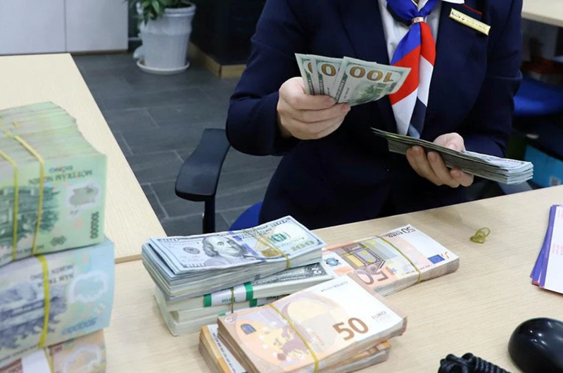 Khách hàng thực hiện thủ tục đổi Euro tại ngân hàng thương mại uy tín.