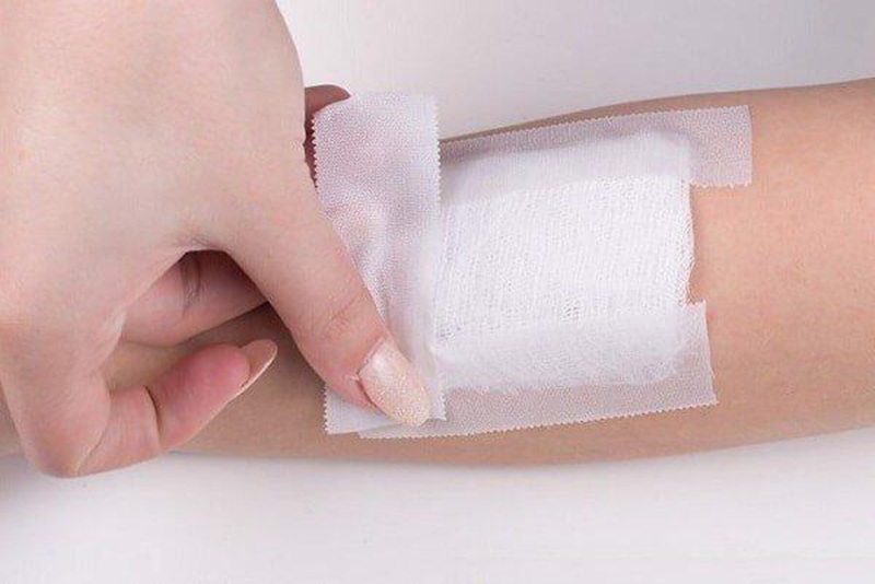 Sử dụng gạc vô trùng che phủ nhẹ nhàng giúp ngăn ngừa vi khuẩn xâm nhập vào vết thương.