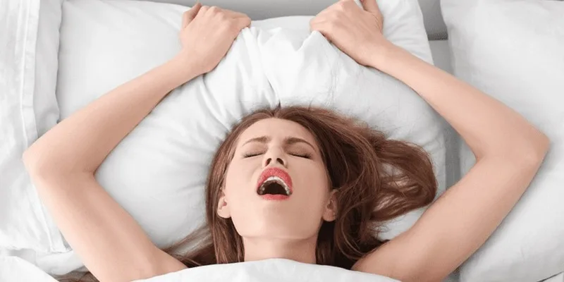 Nếu hiện tượng giật đi kèm đau, co thắt kéo dài, chảy máu hoặc sợ quan hệ, người phụ nữ nên thăm khám để loại trừ vấn đề sức khỏe.