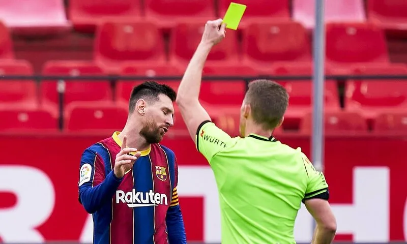 Thẻ vàng giúp cảnh báo hành vi sai luật, bảo vệ cầu thủ và duy trì tinh thần fair-play trong trận đấu.