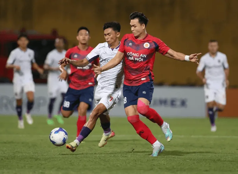 Hàng phòng ngự giữ vai trò lá chắn then chốt bảo vệ an toàn cho khung thành đội nhà.