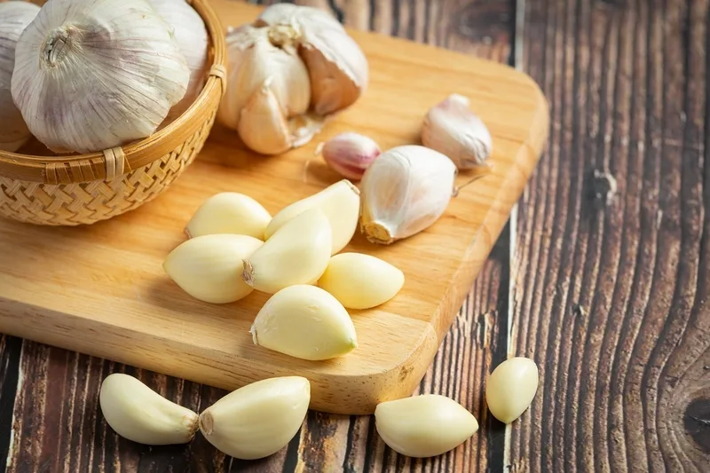 Hoạt chất allicin giải phóng khi đập dập giúp tỏi phát huy tối đa đặc tính kháng khuẩn.