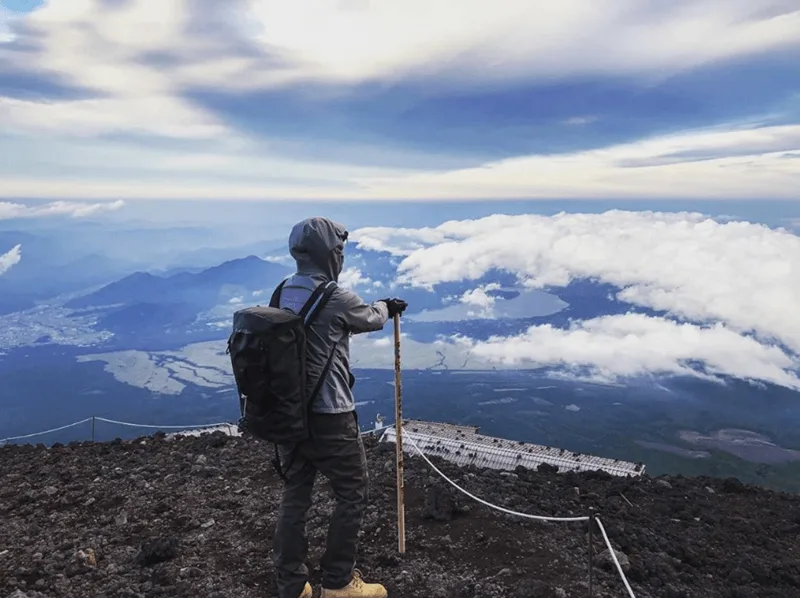 Du khách trải nghiệm hành trình trekking chinh phục đỉnh núi Phú Sĩ phủ tuyết.
